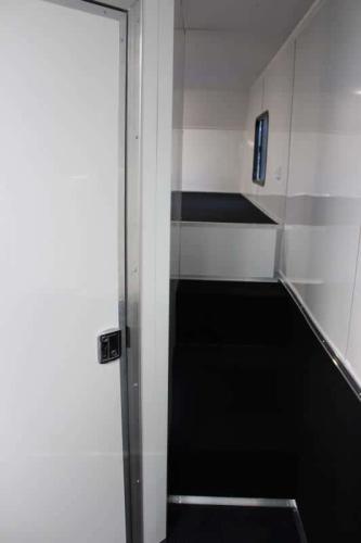 Enclosed gooseneck trailer