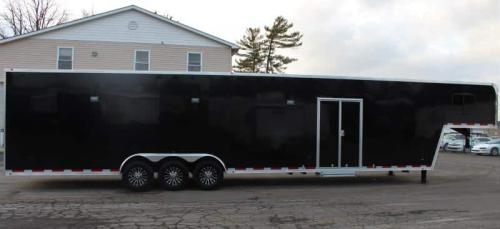 Enclosed gooseneck trailer