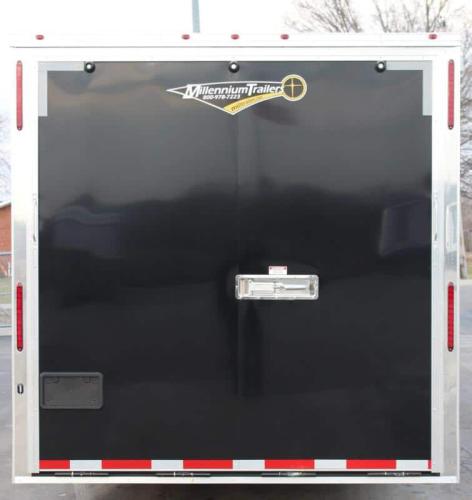 Enclosed gooseneck trailer