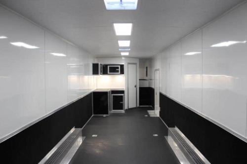Enclosed gooseneck trailer