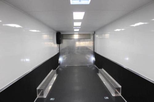Enclosed gooseneck trailer