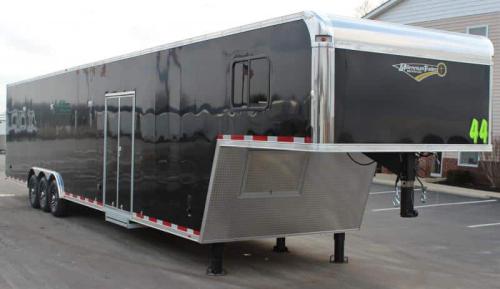 Enclosed gooseneck trailer