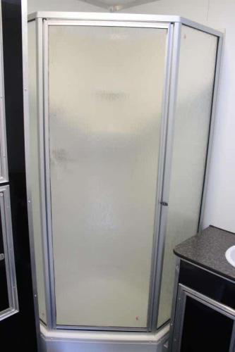 Enclosed gooseneck trailer